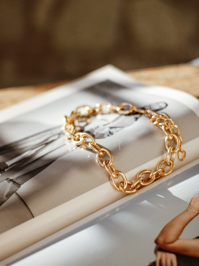 Goldbeschichteter Edelstahl- und Titan-Schmuck: Eine luxuriöse, doch bezahlbare Wahl